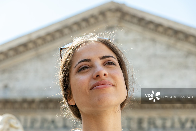 在罗马万神殿前摆姿势的年轻意大利女性图片素材