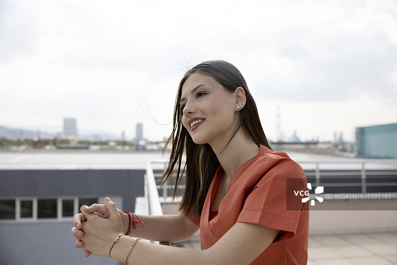 容光焕发的医疗专业人员：医院屋顶露台特写图片素材