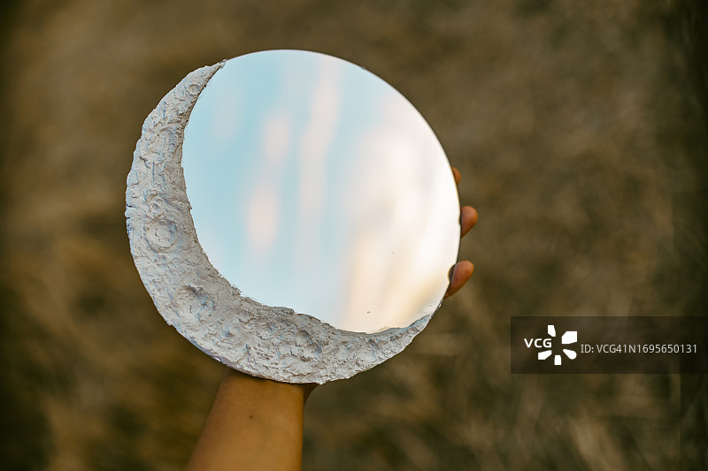 镜子里的天空倒影图片素材