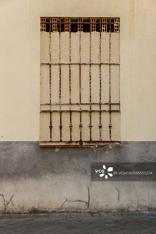 带安全格栅的木板窗图片素材