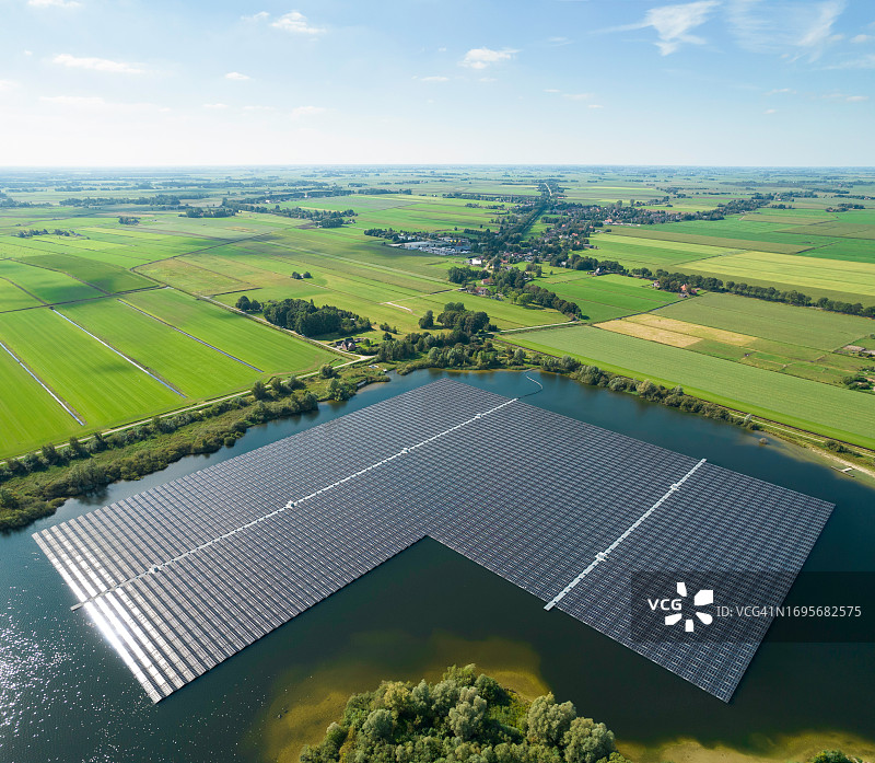 漂浮的太阳能电池板田航拍图片素材