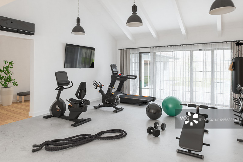 宽敞独立式住宅中的豪华家庭健身房图片素材
