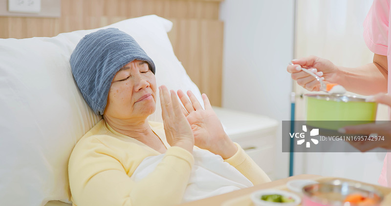 护士在床上喂病人图片素材