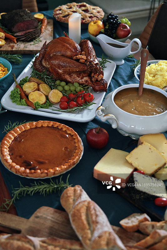 感恩节填馅火鸡与南瓜馅饼等食材图片素材