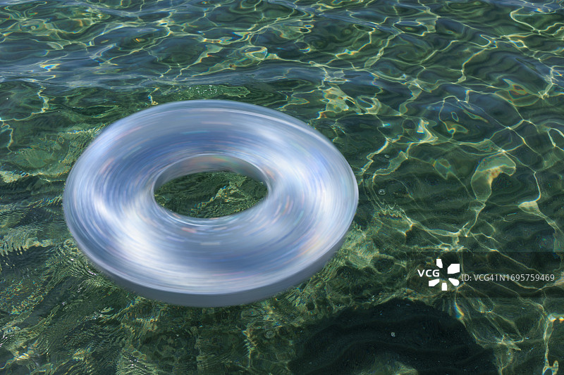 清澈水面上的充气游泳圈图片素材