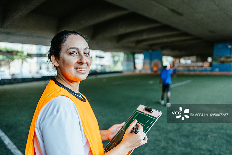 在足球场上的女子足球教练肖像图片素材