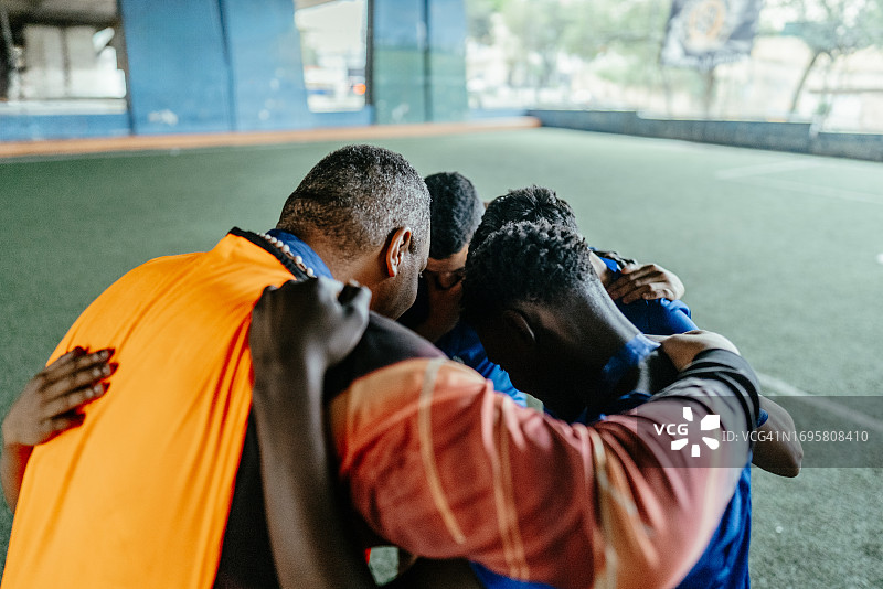 赢得足球比赛后聚集在一起的足球队图片素材
