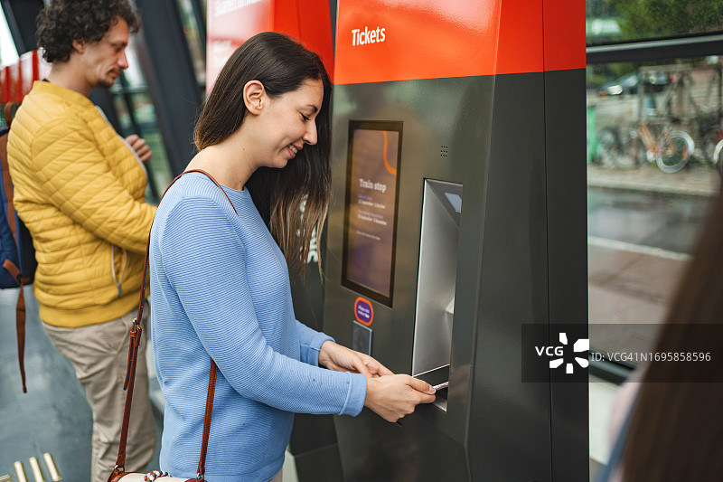 在火车站购买火车票的乘客图片素材