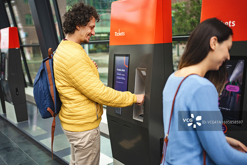 在火车站购买火车票的乘客图片素材