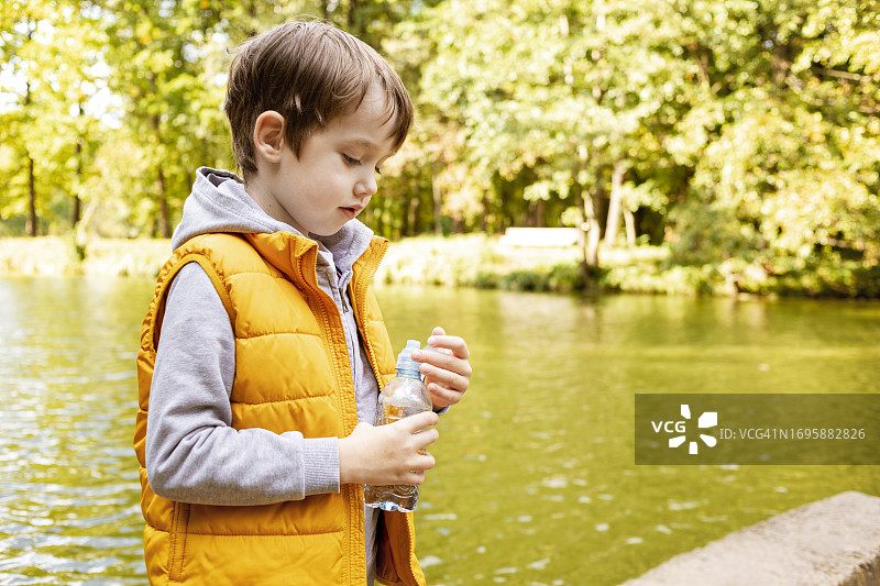 在公园散步的6岁男孩图片素材