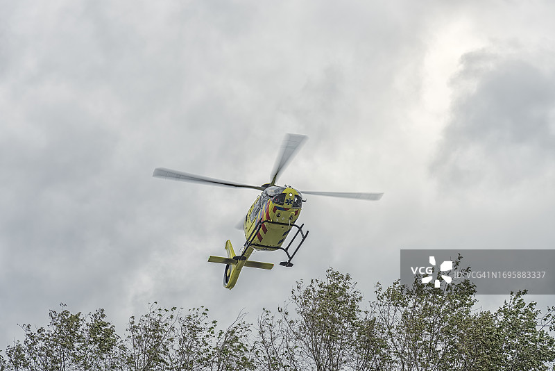 黄色医疗救援直升机图片素材