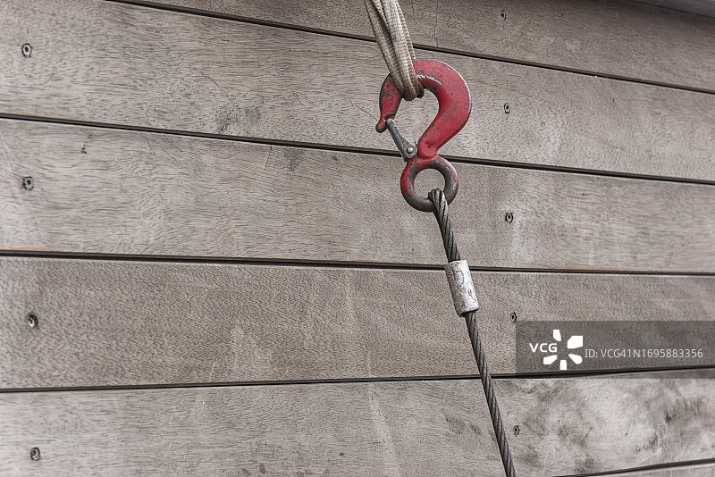 红色钢制闭合带眼钩子图片素材