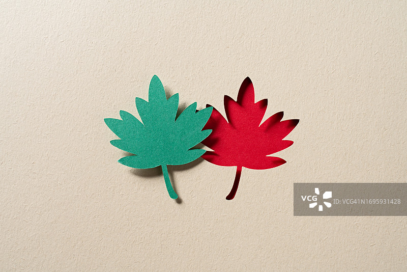 对称的秋季枫叶纸艺图片素材