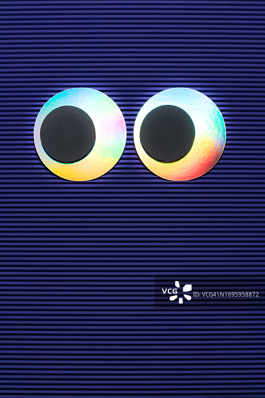 紫色瓦楞纸上的全息活动眼图片素材