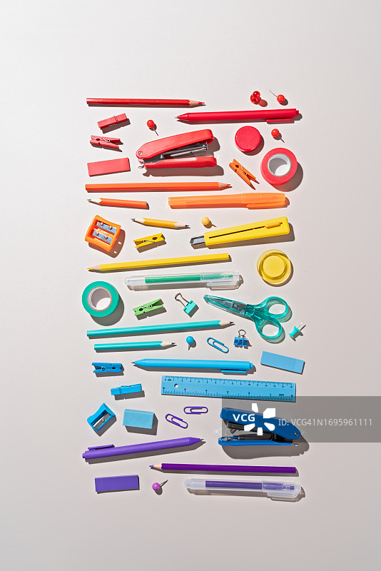 按彩虹色整理的学校用品图片素材