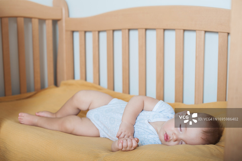 床上熟睡的8个月宝宝特写图片素材