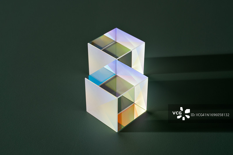 绿色背景上带阴影的立方体棱镜图片素材