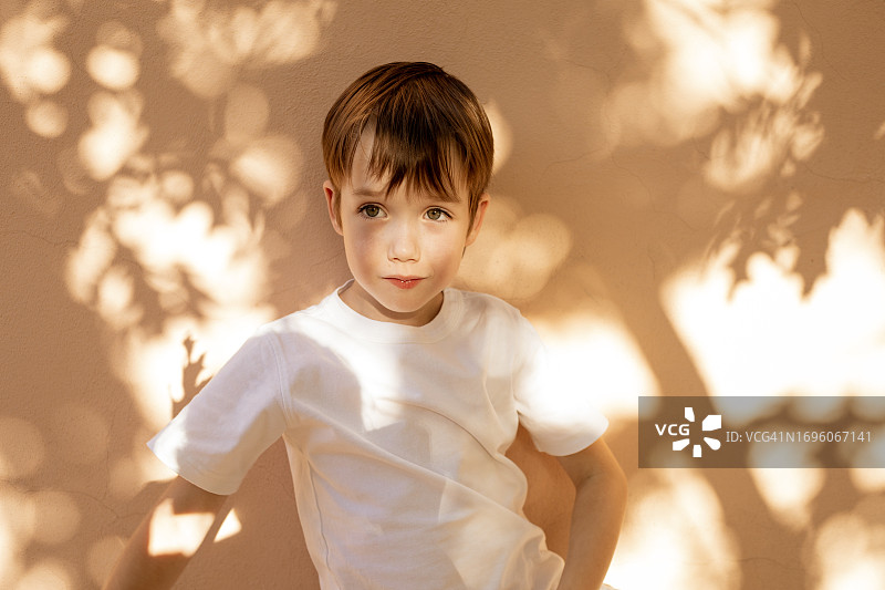 在城市中散步的快乐的6岁男孩肖像图片素材