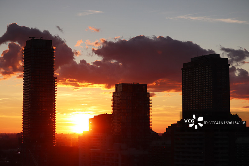 多伦多社区的壮丽日落剪影图片素材