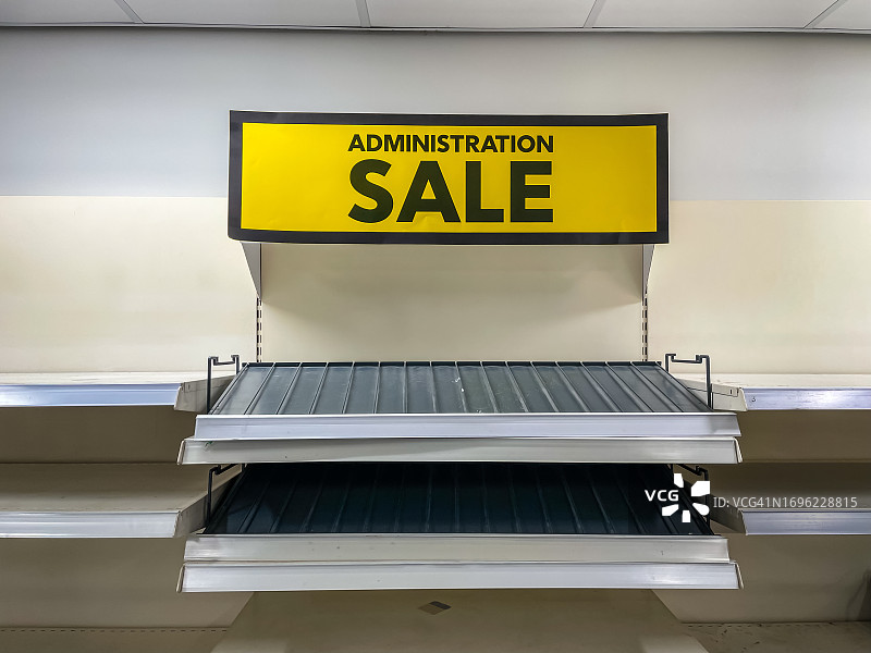 空旷的超市货架——供应链生活成本通胀危机概念，商店破产清仓甩卖图片素材