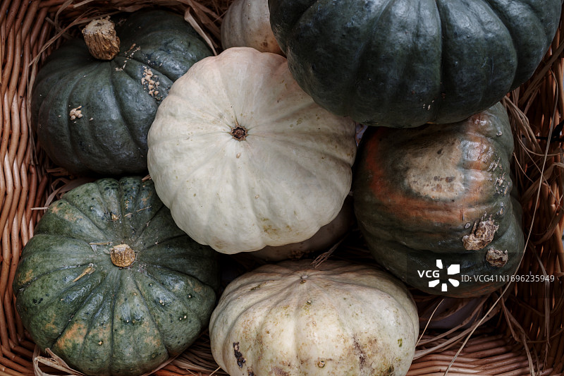 市场摊位上篮子里的南瓜堆图片素材
