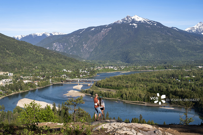 徒步旅行中的情侣图片素材
