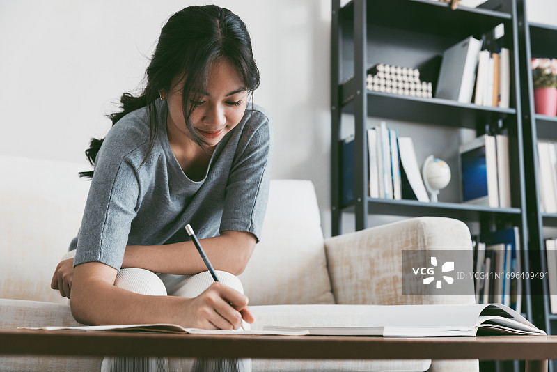 青少年在客厅里做作业图片素材