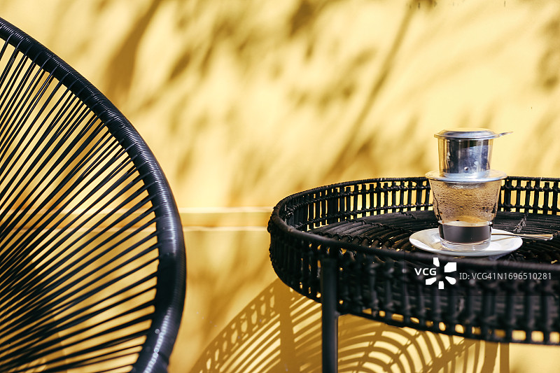 用传统滤壶喝越南咖啡图片素材