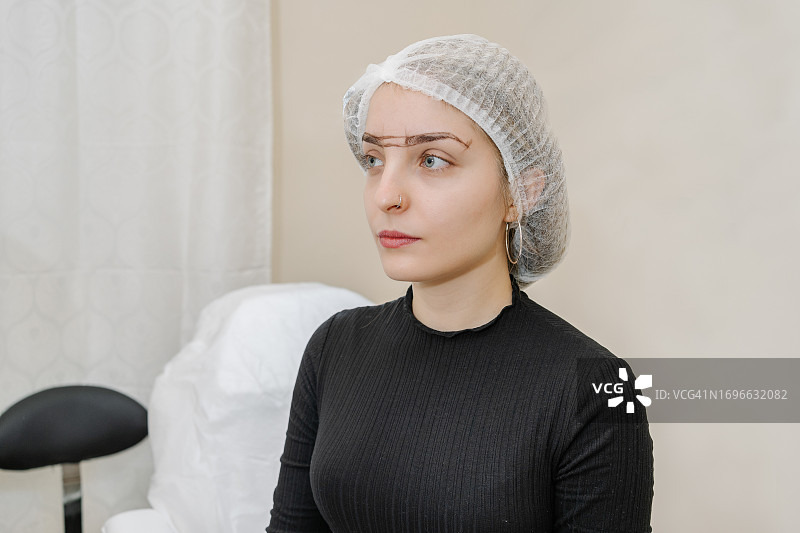 美容护理前画眉毛的女人图片素材