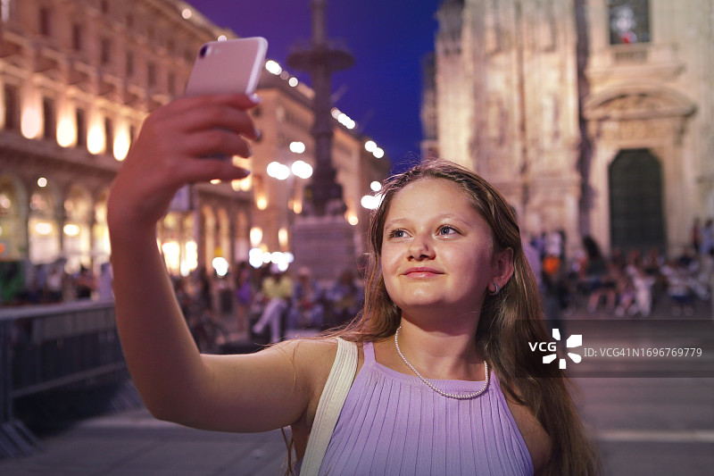 女孩在米兰自拍图片素材