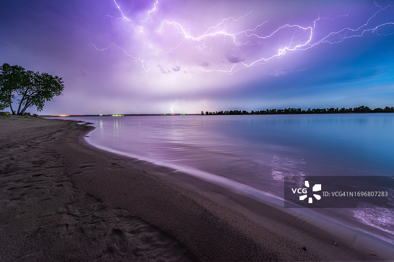 麦康纳湖闪电，美国内布拉斯加州图片素材