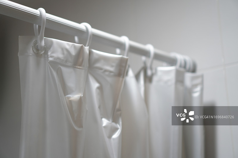 浴室里的塑料浴帘和窗帘轨道图片素材