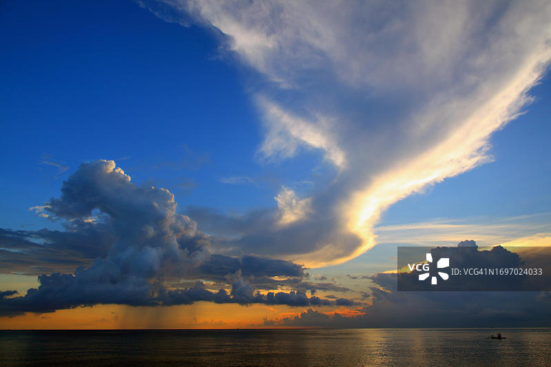 印度尼西亚海边日出时的热带云彩图片素材