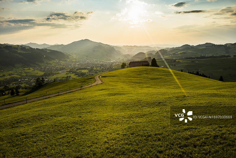 瑞士内阿彭策尔州费内伦施皮茨峰的日落高山小屋景观图片素材