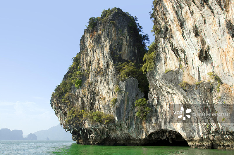 泰国攀牙国家公园的白垩悬崖和绿色的海洋图片素材