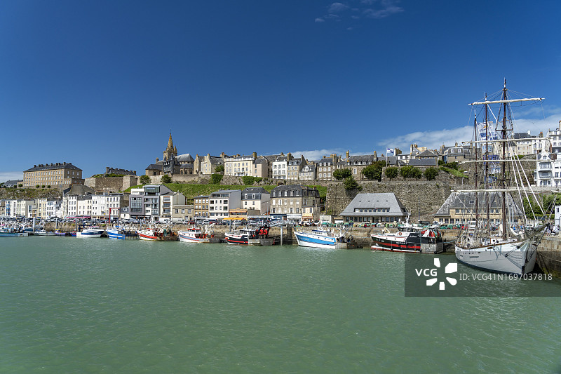 法国诺曼底格朗维尔的港口城镇景色与三桅船图片素材