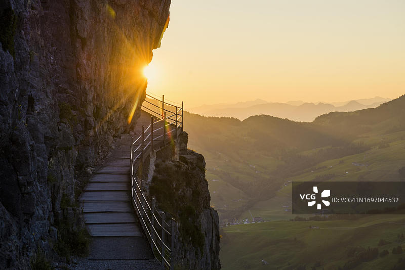 瑞士埃舍尔-维尔德基希利山间客栈徒步道日出景观图片素材