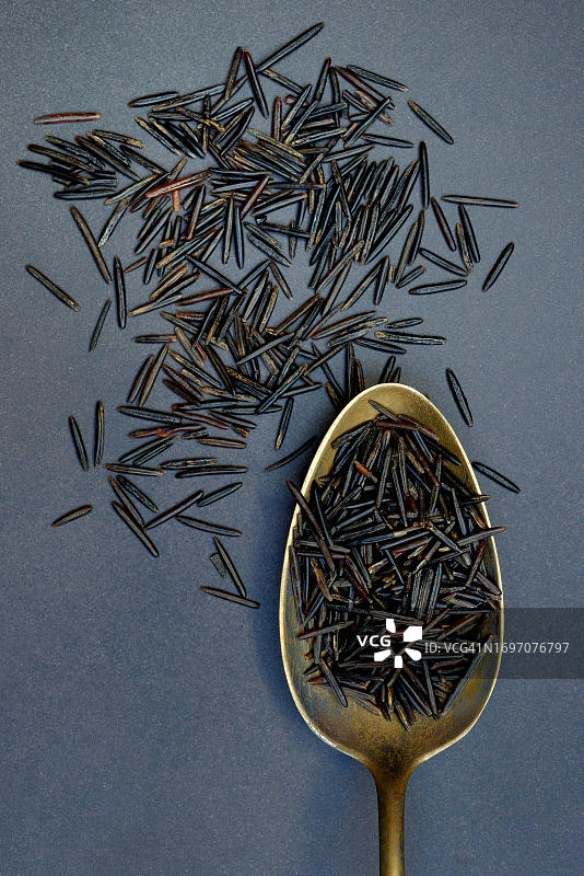 勺子里的加拿大黑米图片素材