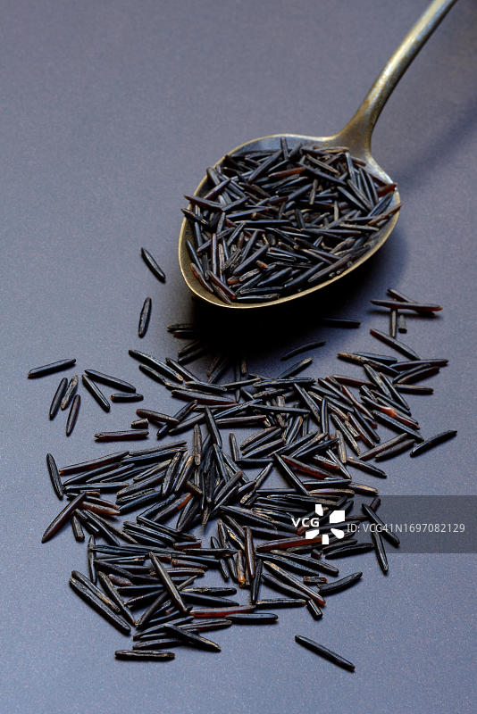 勺子里的加拿大黑米图片素材