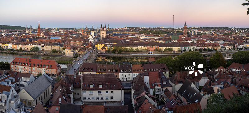 德国维尔茨堡玛丽恩堡眺望老城区夜景图片素材
