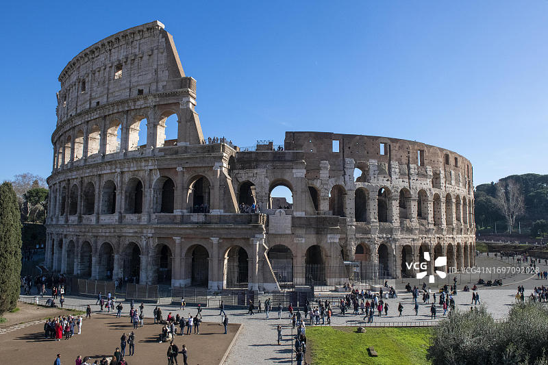 从略微升高的位置看罗马古斗兽场，意大利拉齐奥图片素材