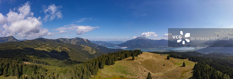 无人机拍摄：奥地利萨尔茨堡州萨尔茨卡默古特，从布赖滕山到沃尔夫冈湖和沙夫山图片素材