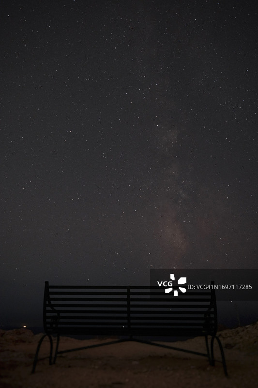 夜景：悬崖上的星星，无人的长椅图片素材
