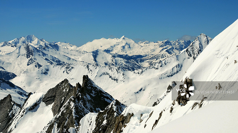 从加布勒观 Hochgall 山(左)、施内比格山、Magerstein 山(中)和 Rauchkofel 山(最右),前景是 Spaten 山、Schwarzkopf 山、Richterspitz 山、Zillerspitz 山,奥地利蒂罗尔州齐勒塔尔阿尔卑斯山脉图片素材