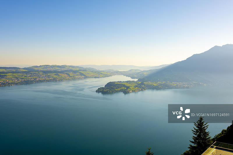 琉森湖和瑞士布尔根施托克山鸟瞰图图片素材