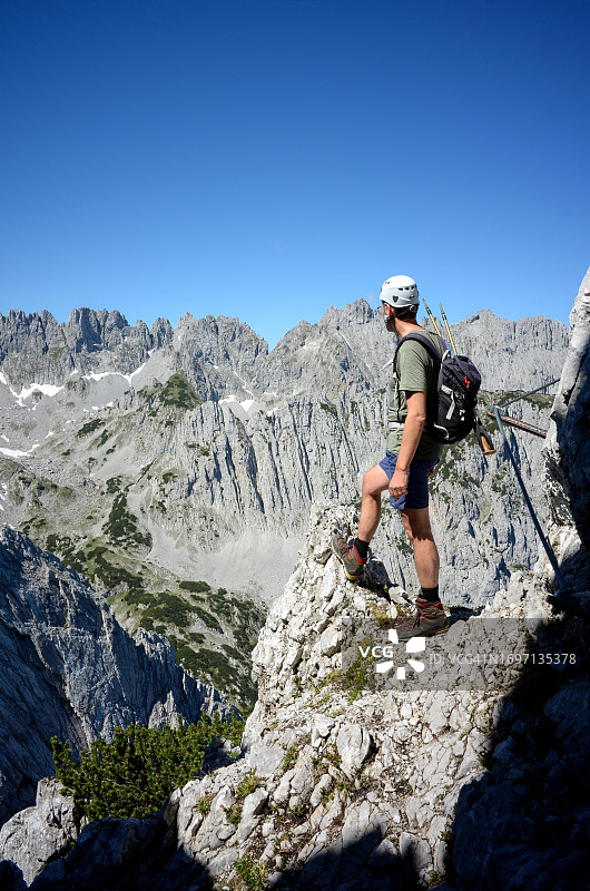 攀登者在奥地利蒂罗尔飞拉达远眺野皇帝山图片素材