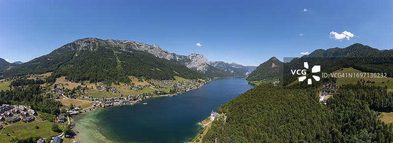 奥地利施蒂利亚州萨尔茨卡默古特地区托特斯山格伦德尔湖村庄无人机航拍图片素材