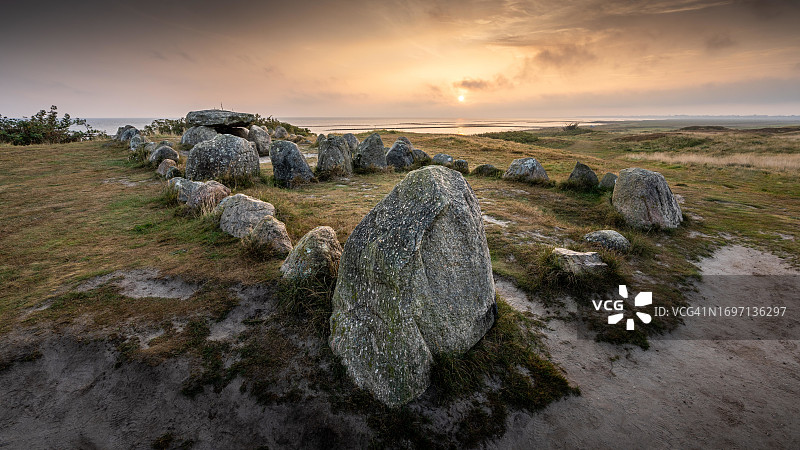 德国叙尔特岛东部Harhoog土墩后的金色日出图片素材