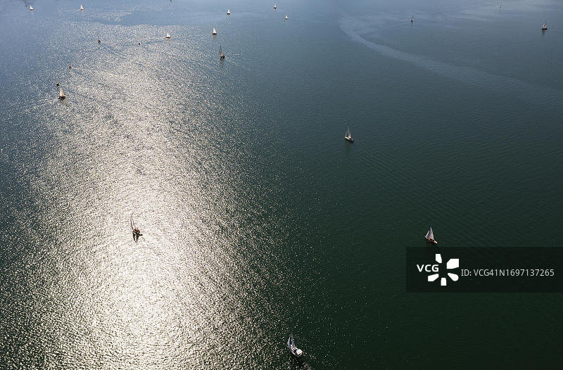 无人机拍摄：奥地利上奥地利州蒙德塞湖背光帆船图片素材