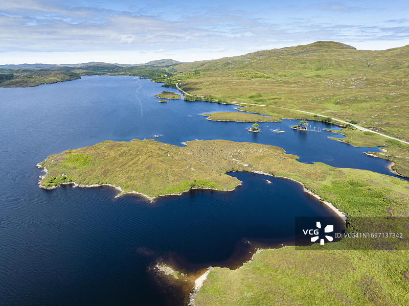 英国苏格兰萨瑟兰郡阿辛特湖淡水湖的航拍图片素材